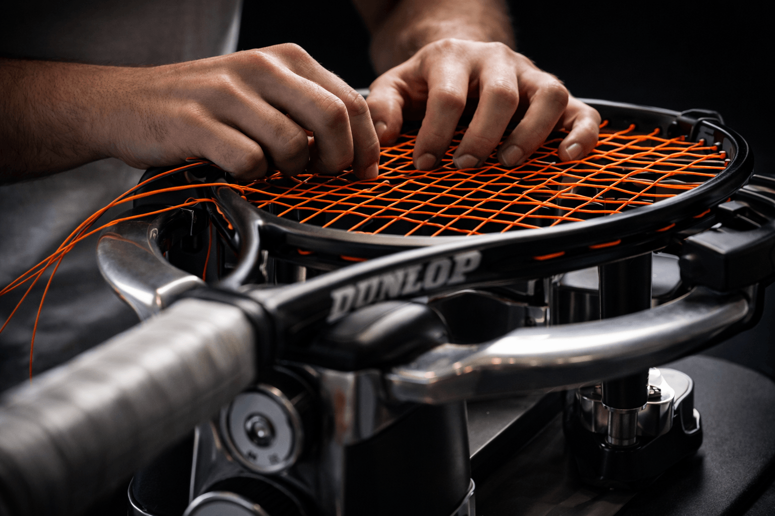 Kordaj makinesinde gerilen tenis raketi — kordaj tansiyonunun önemi